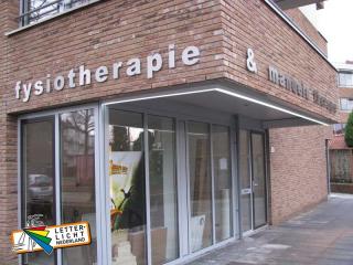 Luxe metalen letters op de muur